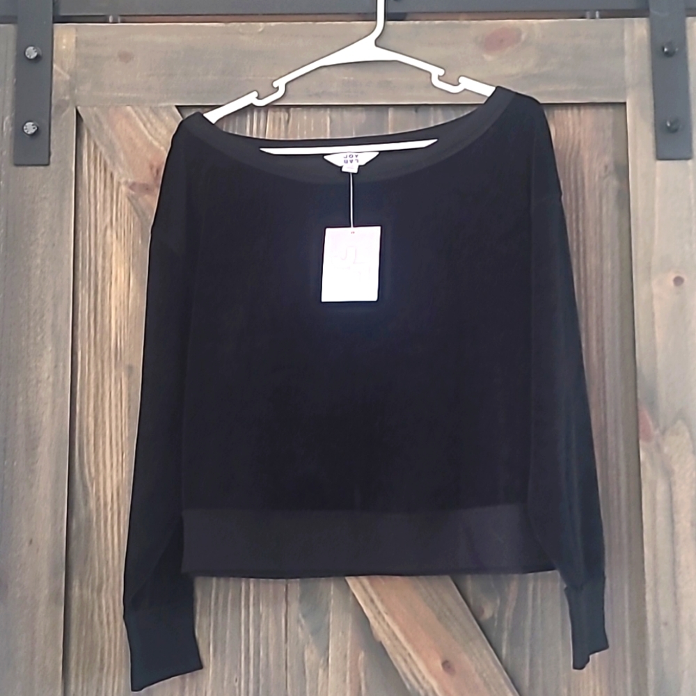 NWT Womens relaxed fit sweatshirt.